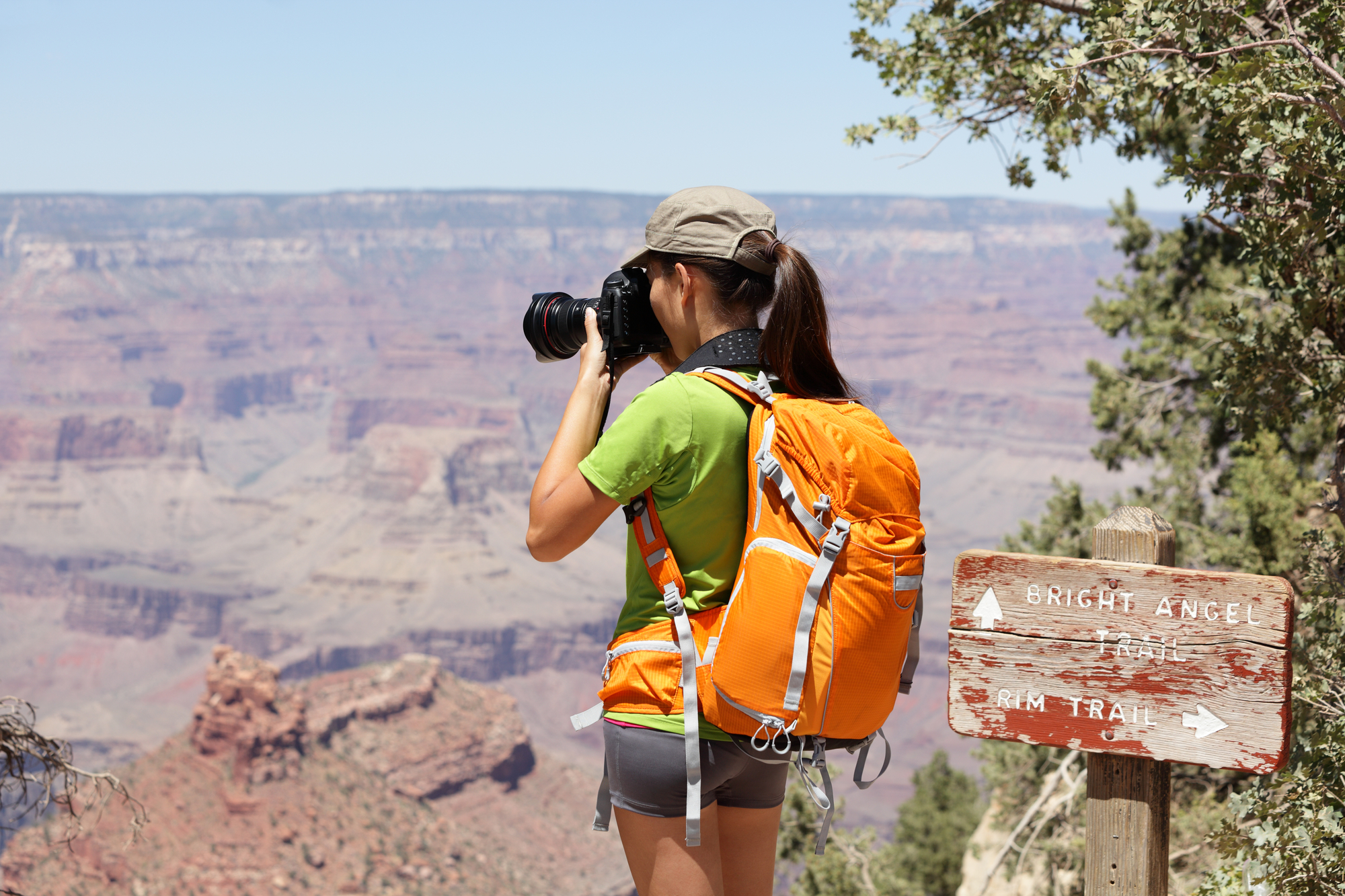 Девушка с фотоаппаратом в горах